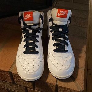 Nike 7.5 white shoes in very good condition. This child grows too fast.